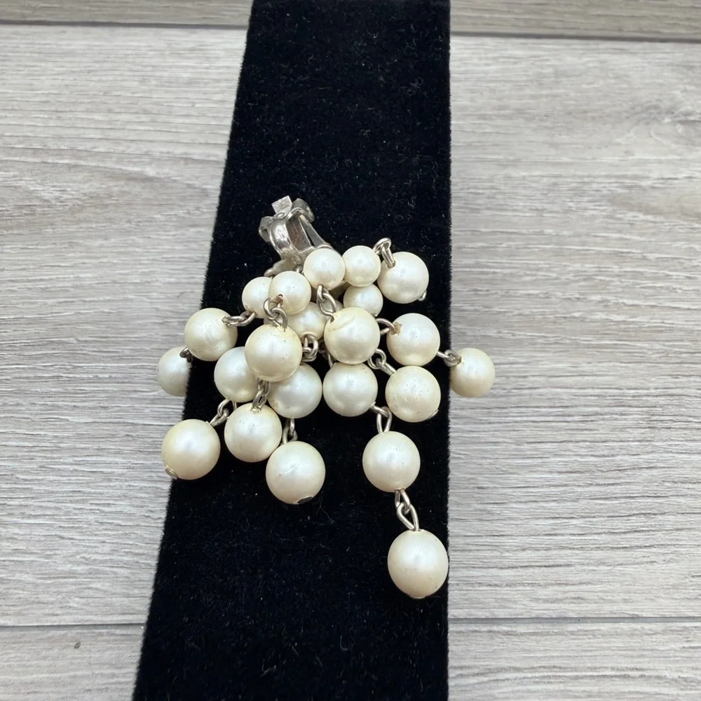 Elegant Pearl Drop Brooch‎